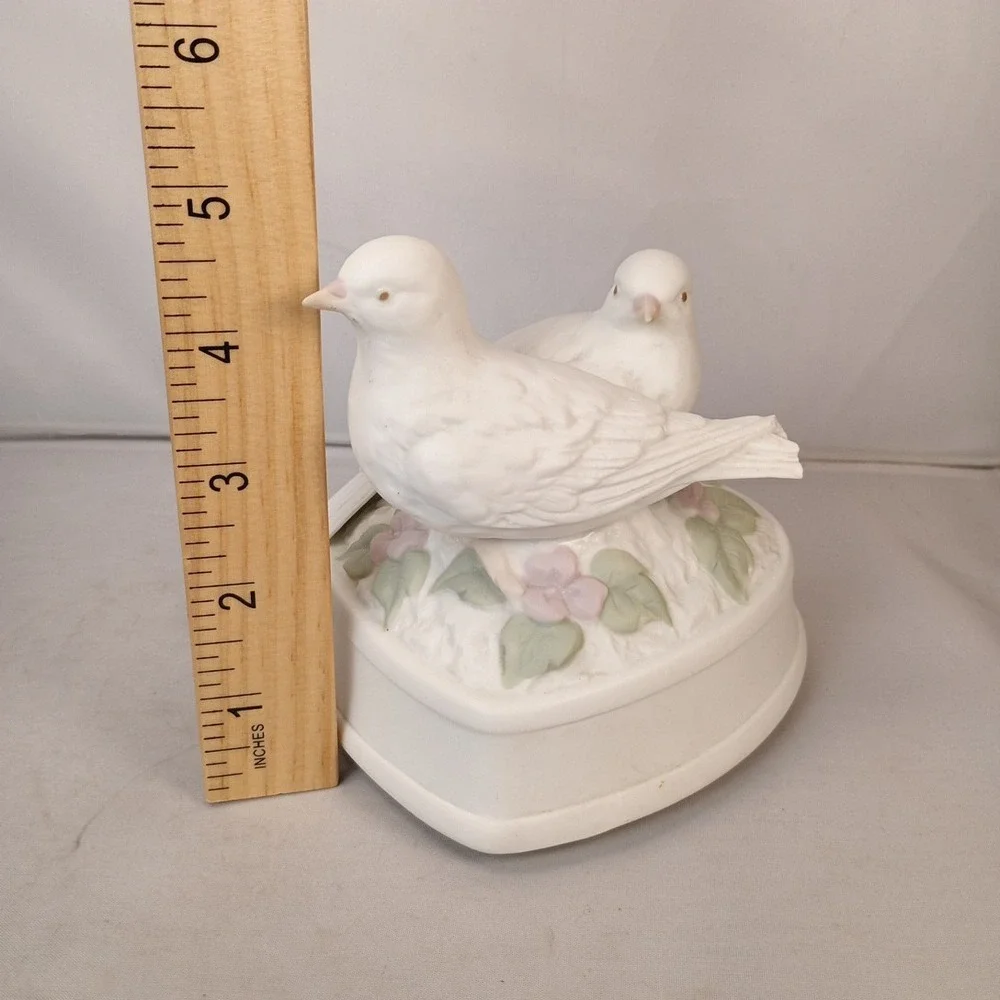 Crowning Touch Music Box and Turns Turtle Doves Heart Birds Porcelain Japan